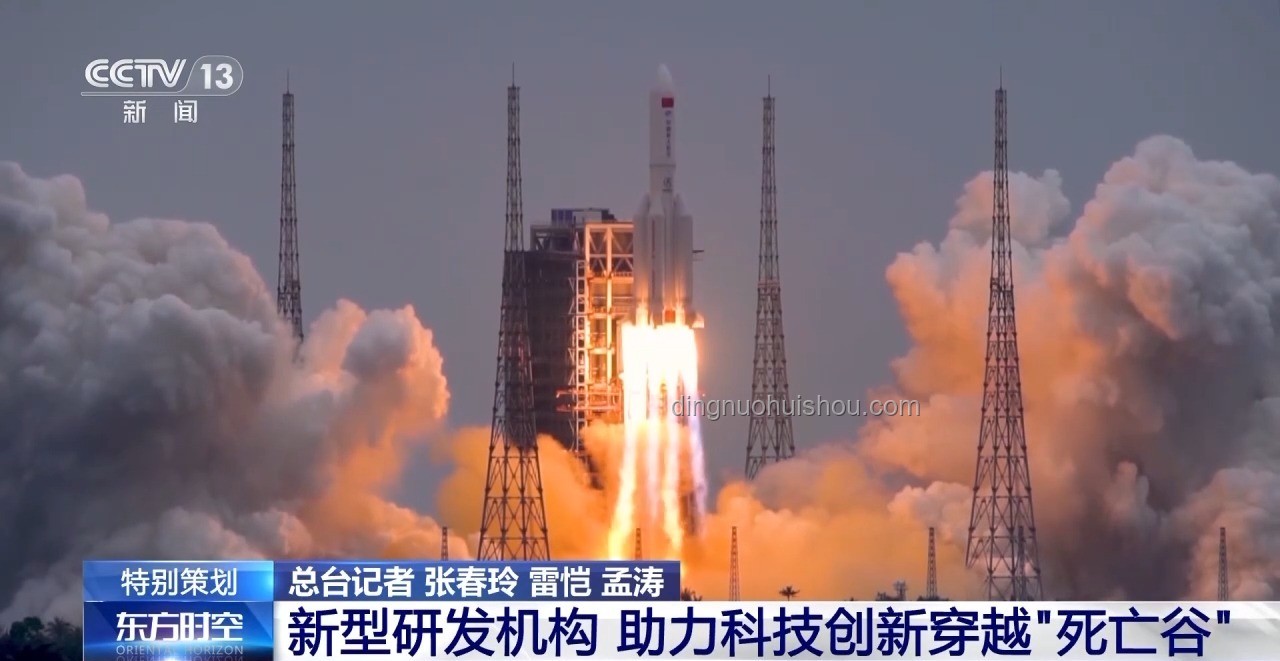 西安城墙UFO事件揭秘：火箭发射尾迹的行业洞察